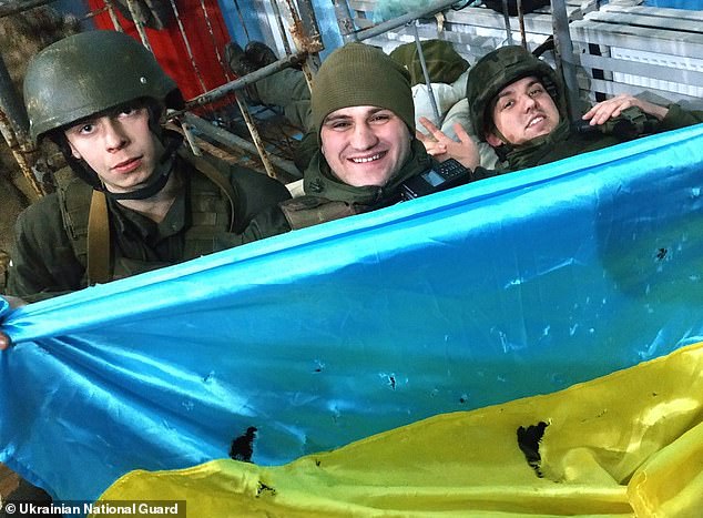 The National Guard of Ukraine shared a photo of soldiers who, according to them, repulsed the Russian airborne troops at the airport