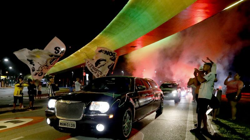1672666343 Brazilians say final goodbye to Pele with 24 hour vigil and