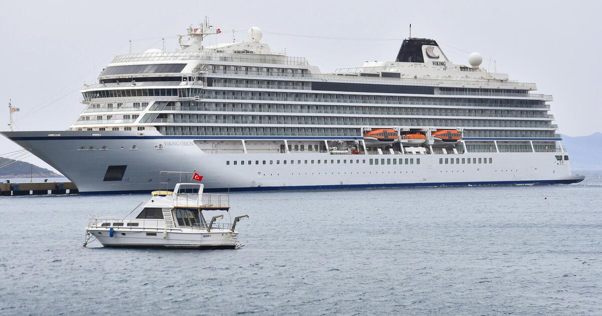 Off Australia 800 passengers stranded on a cruise ship for