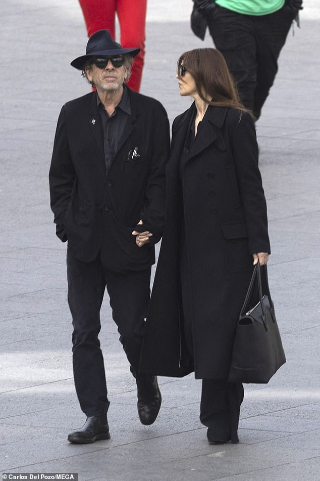 1677225096_670_Tim-Burton-64-and-Monica-Bellucci-58-hold-hands-during.jpg