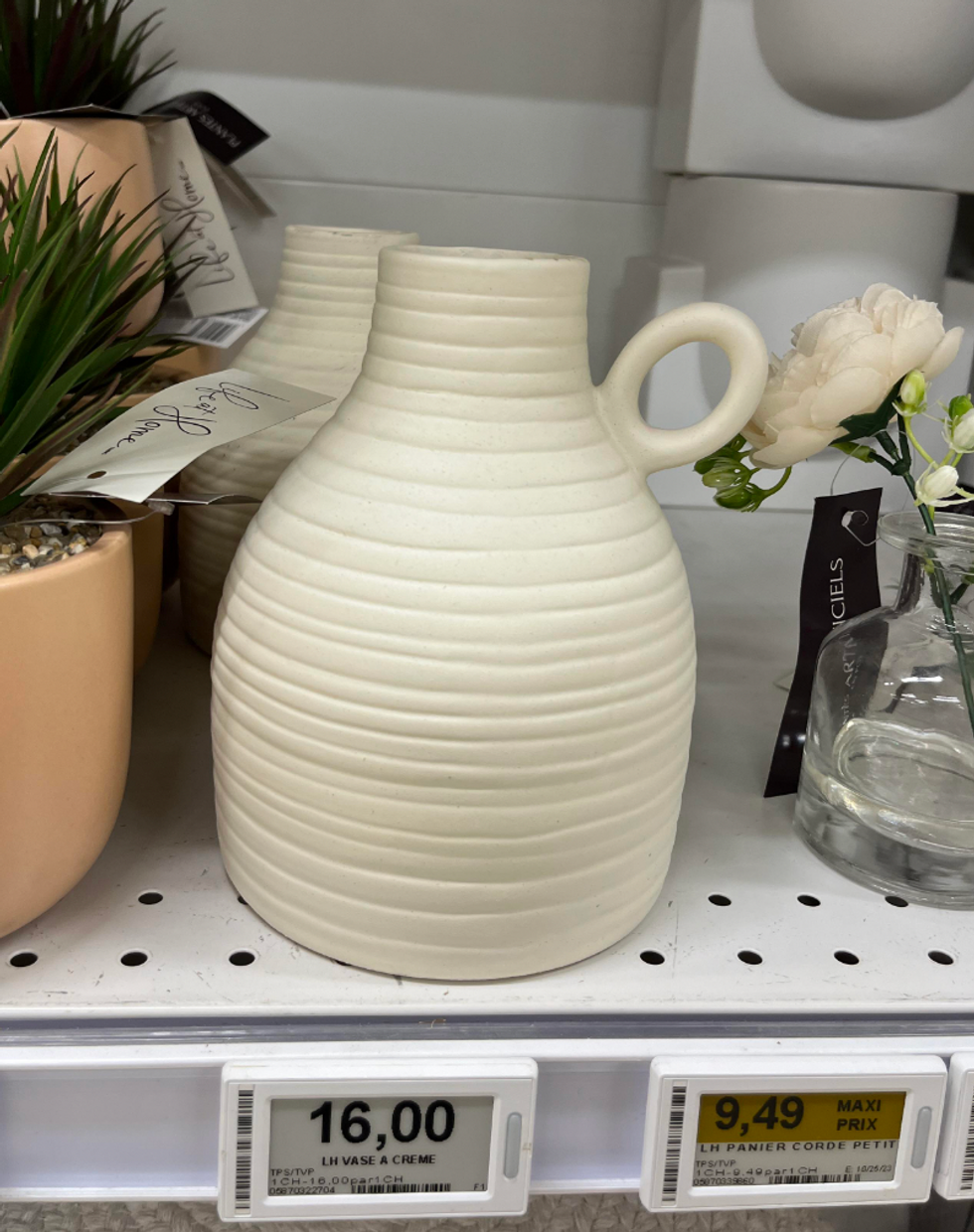 Cream-colored vase from Maxi & Cie.