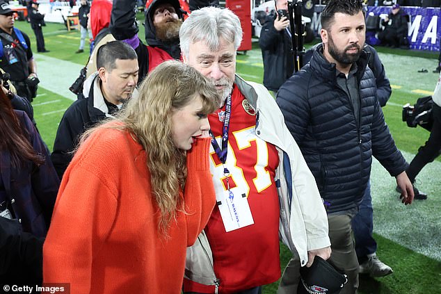 After the celebrations, Swift left the field with Travis' father Ed